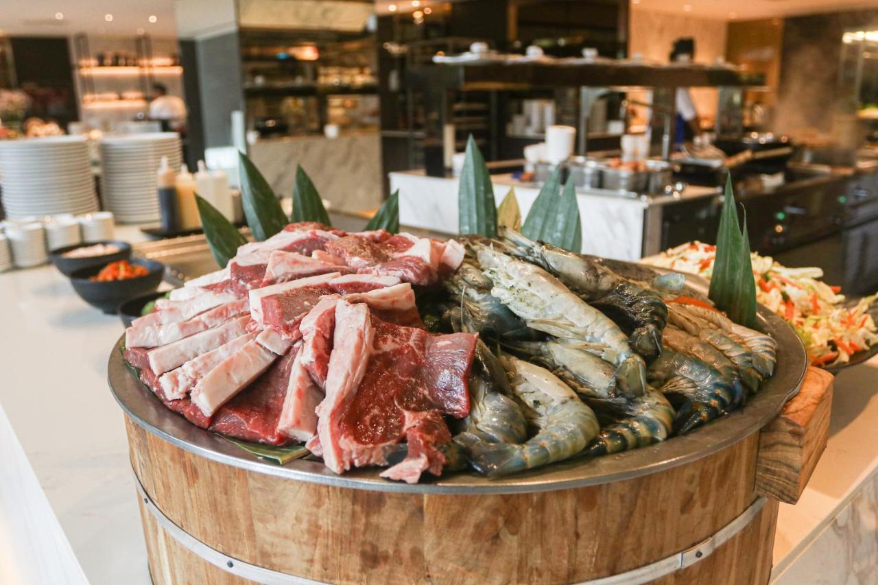 Chatrium Grand Bangkok Exterior foto A selection of fresh meat and seafood at a buffet