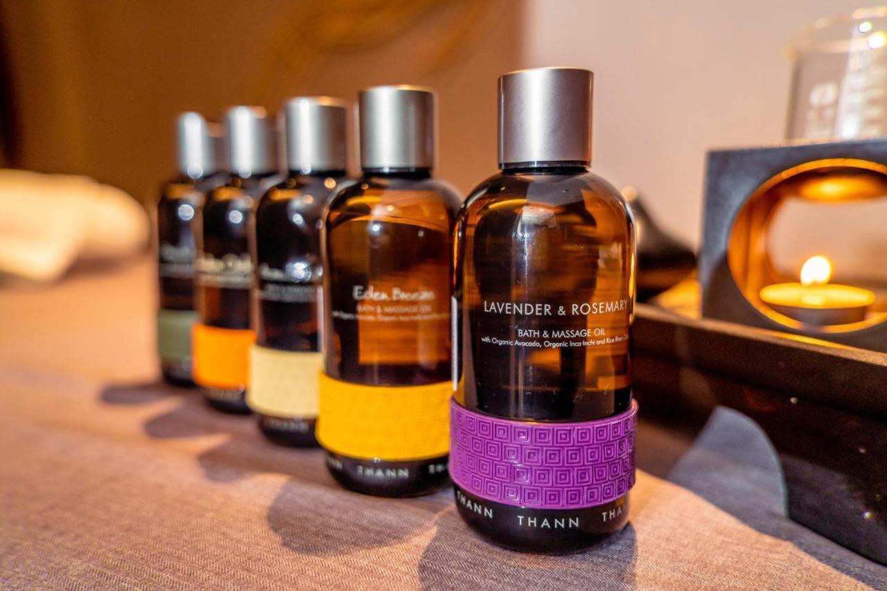 Chatrium Grand Bangkok Exterior foto Essential oil bottles