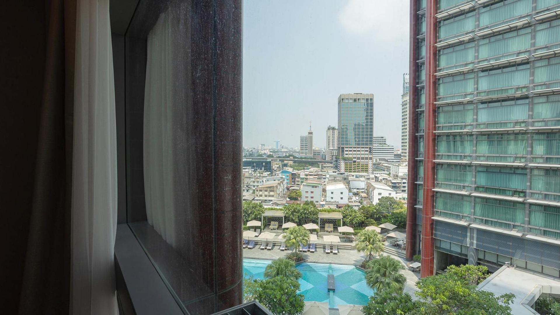 Chatrium Grand Bangkok Exterior foto View of the pool